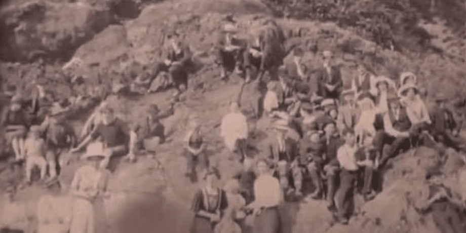 Путешественника во времени заметили на фотографии 1917 года