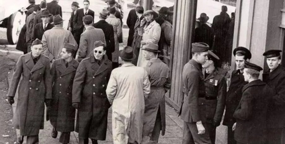 Историческое фото улицы Рейкьявика 1943 года, на котором среди прохожих выделяется мужчина с мобильным телефоном