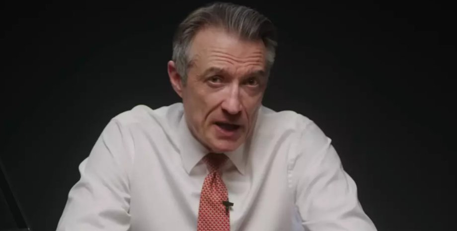 Адвокат в белой рубашке и красном галстуке рассказывает о необычных условиях брачных контрактов в интервью