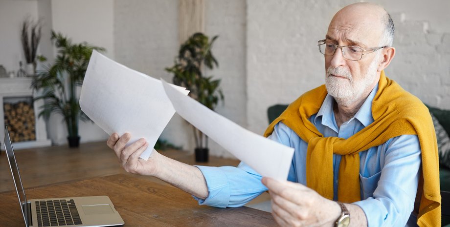 Сложный выбор: отец думает исключить дочь из завещания из-за ее поступка