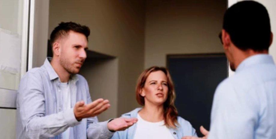 Мужчина и женщина на пороге квартиры ведут эмоциональный разговор с соседом, выражая недоумение и раздражение