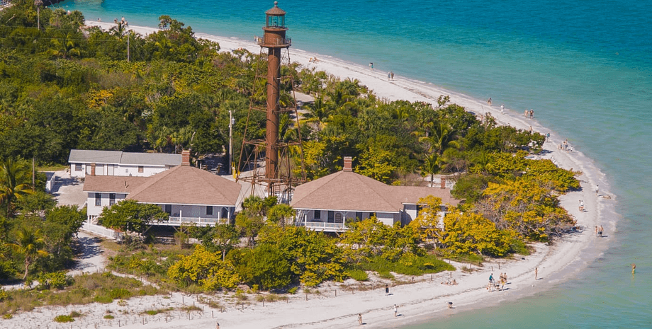 Пляж и маяк Санибела, практически не пострадавшие после урагана "Иан" и продолжающие привлекать покупателей недвижимости
