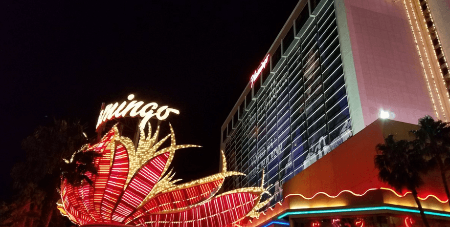 Неоновая вывеска казино Flamingo и фасад отеля на Las Vegas Strip ночью