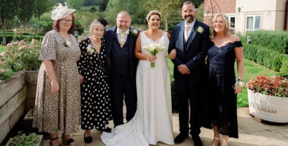 Невеста перенесла церемонию ради матери с деменцией