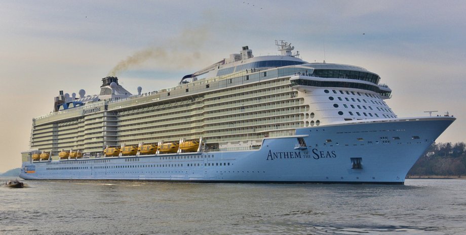Круизный корабль Anthem of the Seas движется по морю перед высадкой пассажира после инцидента