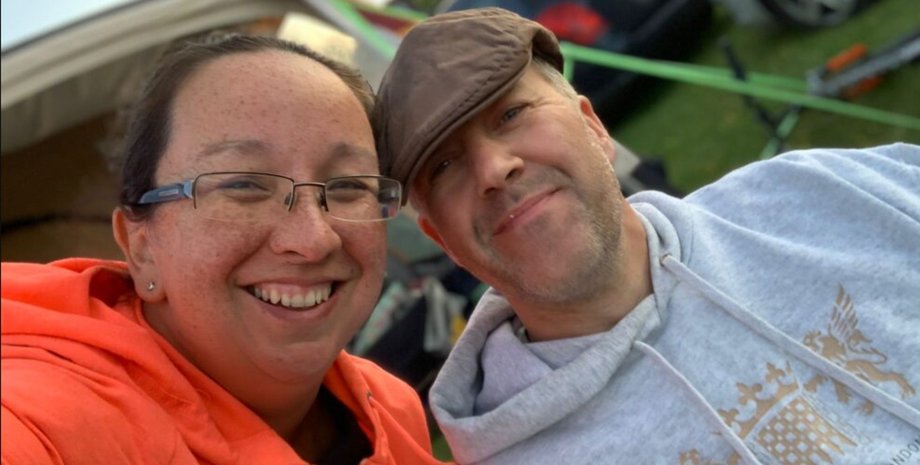 Улыбающаяся пара перед поездкой, которая закончилась для женщины слезами в аэропорту