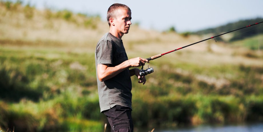 Удочка еле выдержала: сумасшедший улов рыбы попал на камеру