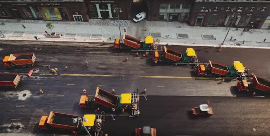 Дорожные рабочие и техника укладывают асфальт в рекордные сроки не перекрывая дорогу