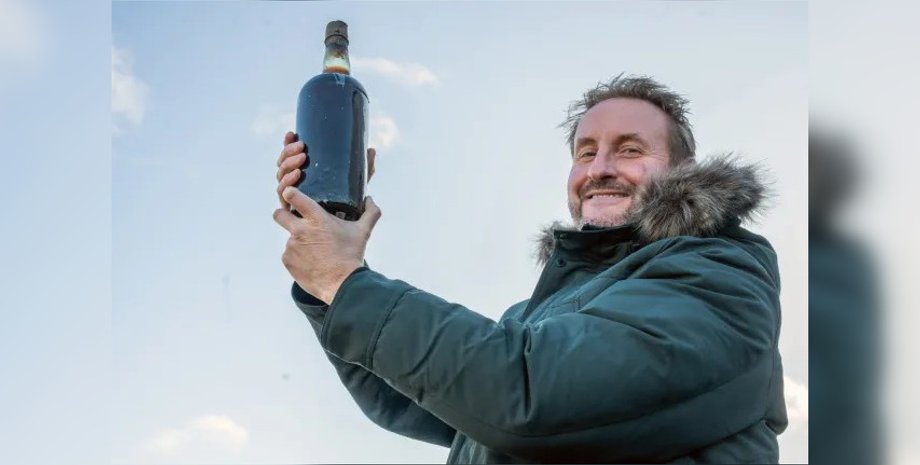 Мужчина владеет бутылкой 150-летнего пива: планирует не хранить, а попробовать раритет
