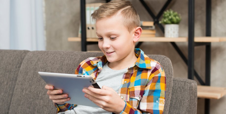 Семья мечтает воспитать джентльмена из своего сына, предлагая всем необычную вакансию