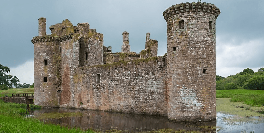 Владельцы предлагают деньги за жизнь в древнем замке, однако есть одно условие