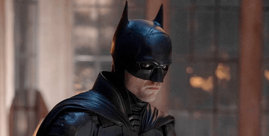 Кадр мужчины в маске и костюме Бэтмена