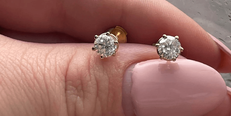 Женщина купила дешевые серьги с камнями: реальная цена украшений ошарашила ее