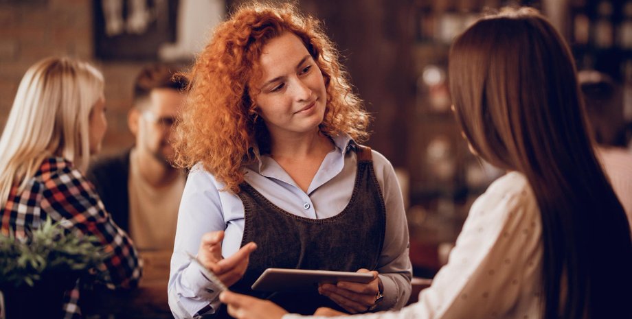 Женщина обругала официантку и спровоцировала конфликт в заведении: карма за это не заставила себя ждать