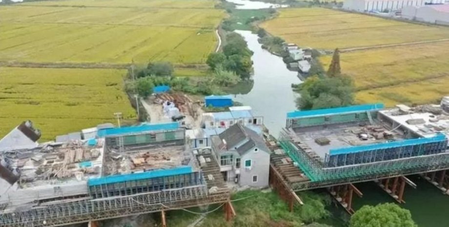 Дом в провинции Цзянсу, вокруг которого строили железнодорожный мост