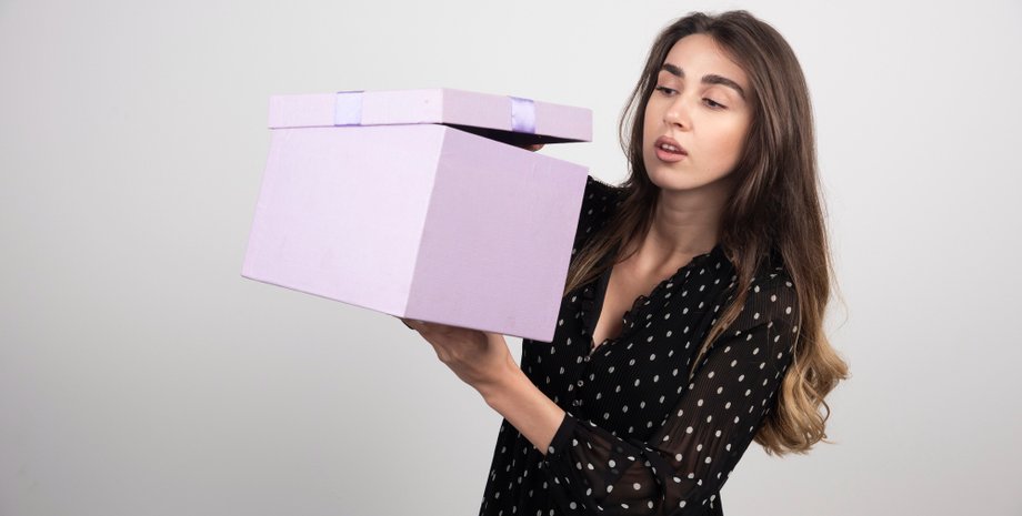 Женщина открыла подарочную коробку из 1990-х и не поверила своим глазам от находки