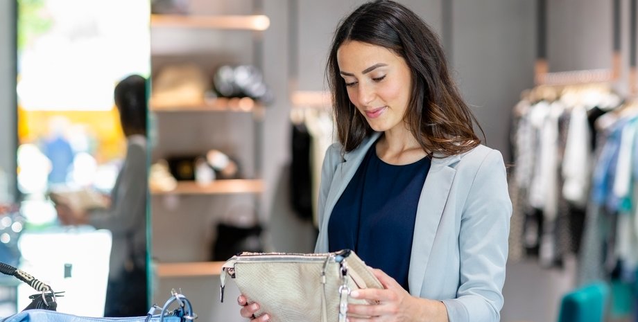 Женщина приобрела на распродаже сумку, которая сделала ее богатой в десятки раз