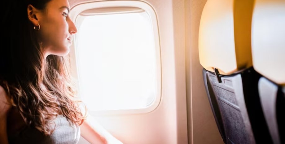Женщину критикуют за ее поступок в самолете: она считает, что правильно поступила