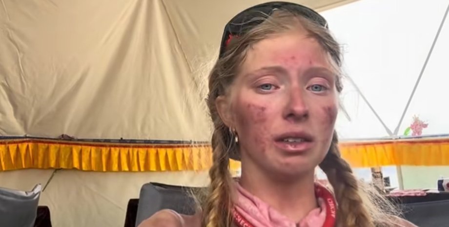 Палатки альпинистов у подножия Эвереста на фоне заснеженных гор